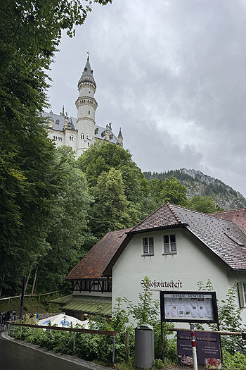Schloss Neuschwanstein - die Pferdekutschen fahren nur bis zur Schlosswirtschaft, von dort aus geht es noch einmal eine Steigung nach oben (©Foto: Martin Schmitz) 